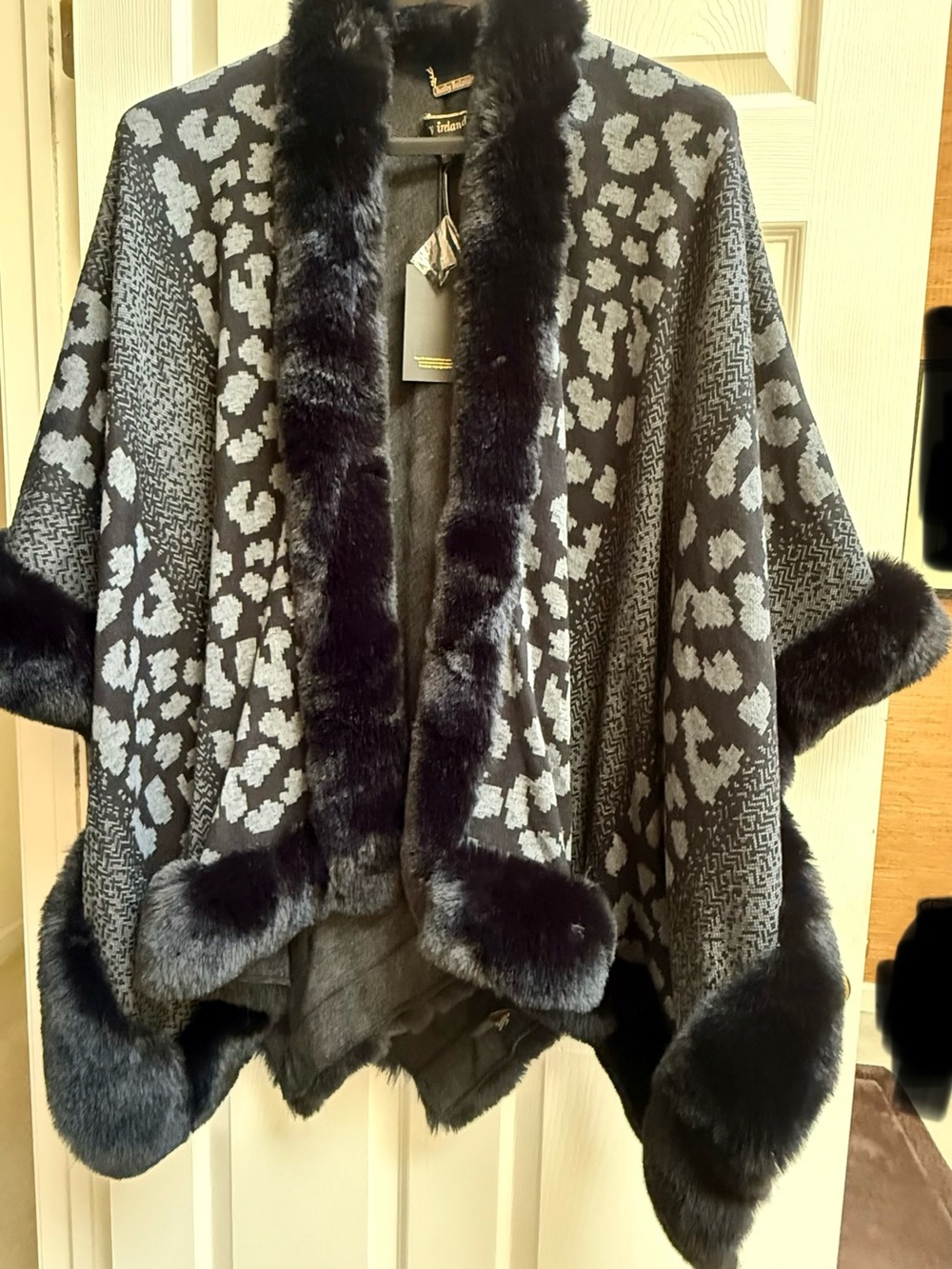 Kathy ireland Black & Gray Faux Fur Trim Patterned Poncho